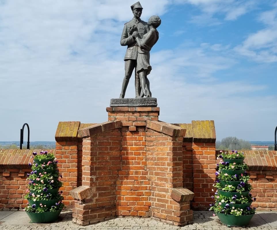 Unlan and girl monument in Grudziądz