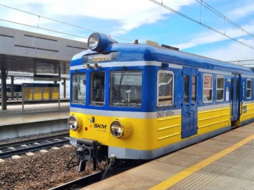 Blue and yellow SKM train in Gdańsk