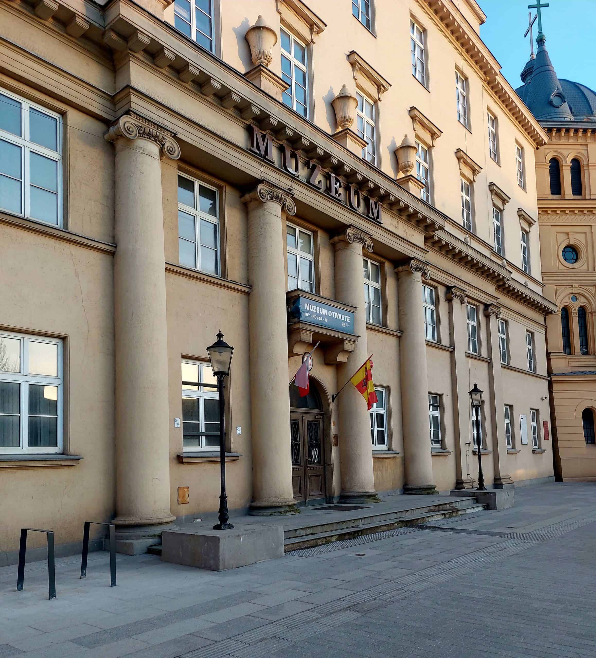 Wejście do Muzeum Archeologicznego i Etnograficznego w Łodzi