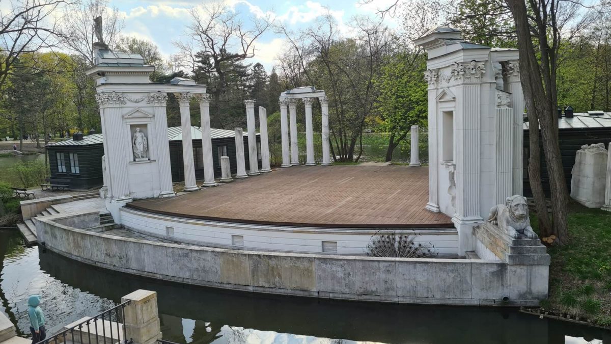 Amfiteatr-w-Łazienkach-Królewskich Amfiteatr-w-Łazienkach-Królewskich