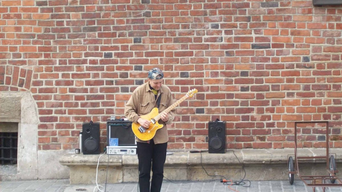 the busking scene in krakow