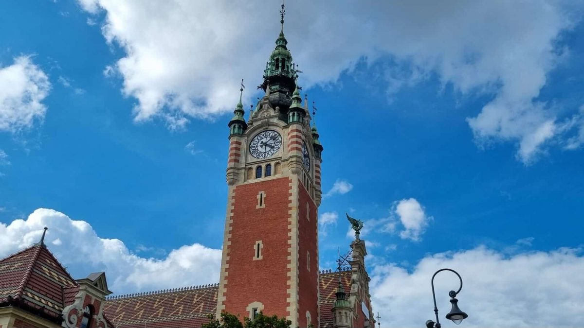 clock-tower-gdansk-main-train-station