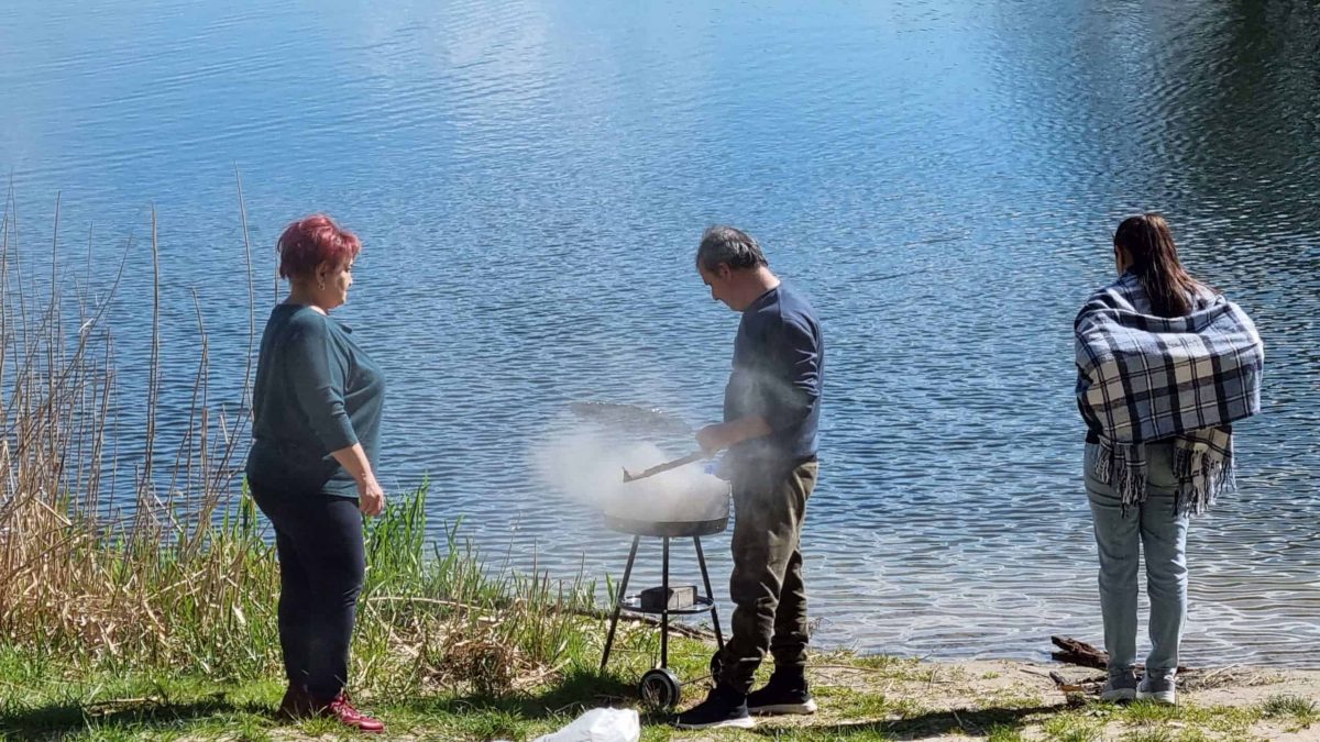 people having a barbecue at Lake Otomińskie