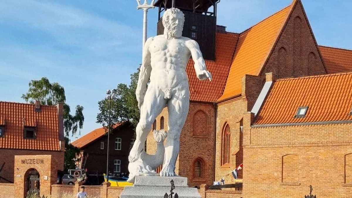 statue of Neptune in Hel